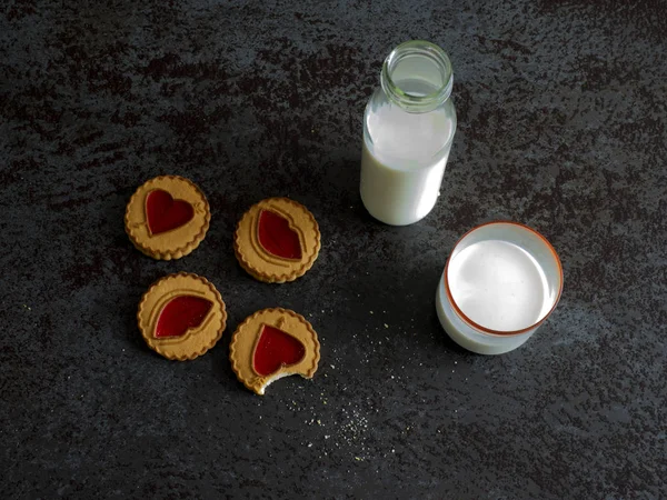 Leite e biscoitos — Fotografia de Stock