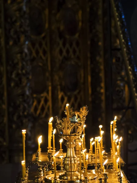 교회 안의 촛불들 — 스톡 사진