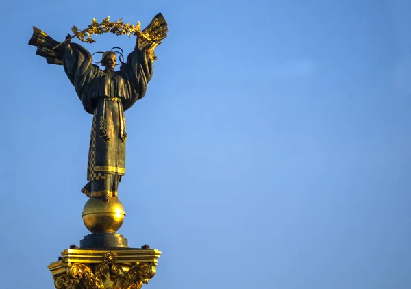 Statua su una colonna a Kiev, Ucraina. Bereginia — Foto Stock