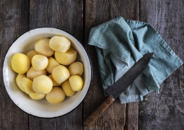 soyulmuş ve dilimlenmiş patates