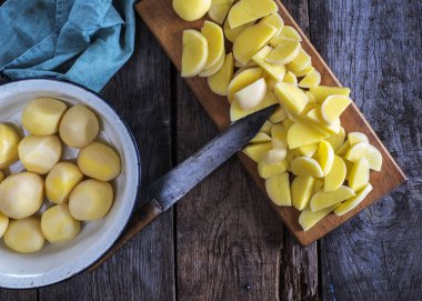 soyulmuş ve dilimlenmiş patates