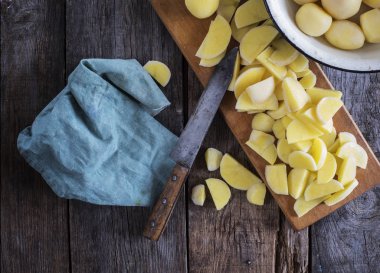 soyulmuş ve dilimlenmiş patates