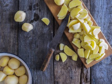 soyulmuş ve dilimlenmiş patates