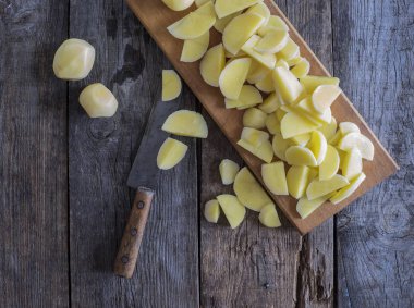 soyulmuş ve dilimlenmiş patates