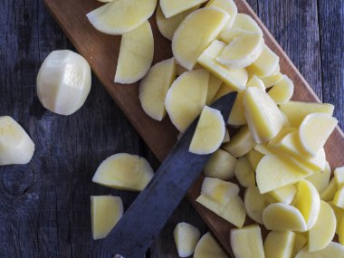 soyulmuş ve dilimlenmiş patates