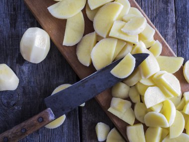 soyulmuş ve dilimlenmiş patates