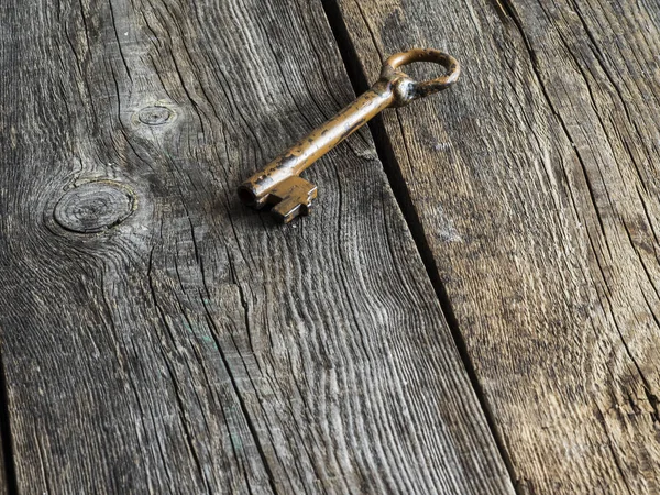 Винтажный ключ на старом дереве — стоковое фото