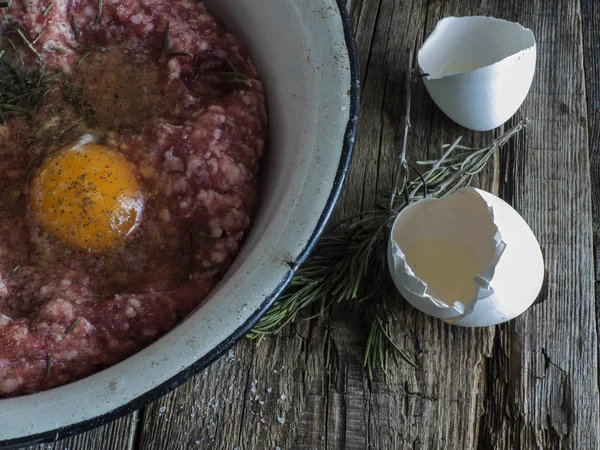 Picadillo de cordero en cuenco metálico , — Foto de Stock