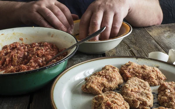 การปรุงอาหารของคัทเล็ต — ภาพถ่ายสต็อก