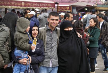 Aile fotoğrafı için poz