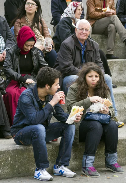 As pessoas comem comida de rua — Fotografia de Stock
