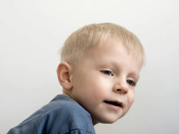 Pequeno caucasiano menino — Fotografia de Stock