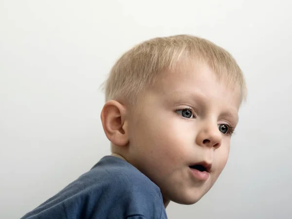 Pequeno caucasiano menino — Fotografia de Stock