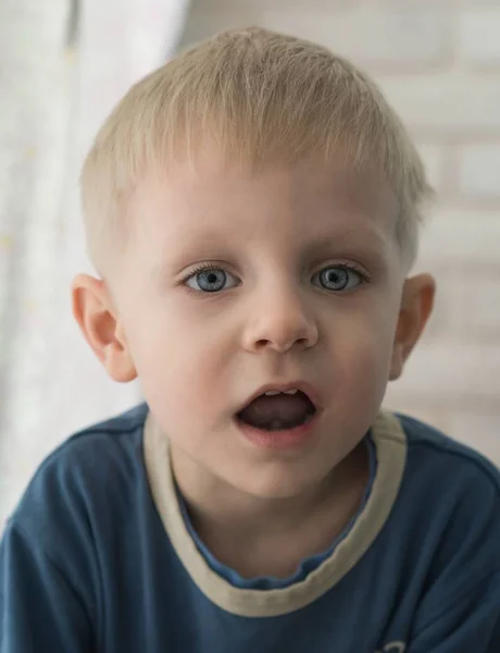 Piccolo ragazzo caucasico — Foto Stock