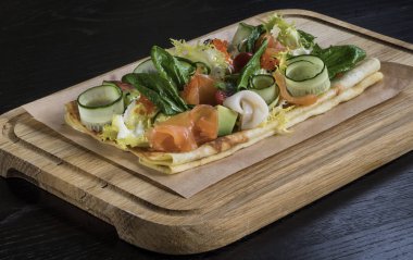 Balık ile doldurulmuş krep 