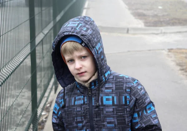 Kaukasische jongen in Vest — Stockfoto