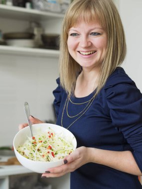 Genç, gülümseyen kadın