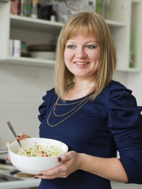 Genç, gülümseyen kadın