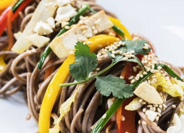 Sebzeli buğday noodle 