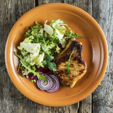 kavrulmuş domuz pirzolası 