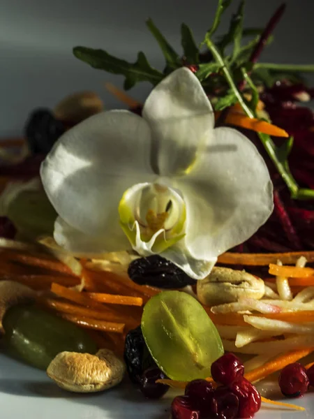 Wortel salade met rozijnen Rechtenvrije Stockafbeeldingen