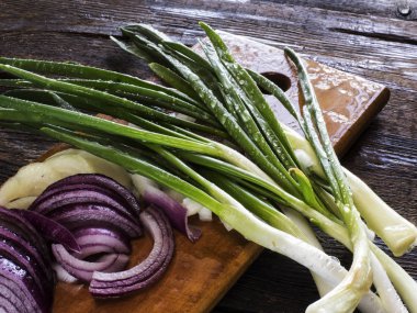 soğan kesme tahtası üzerinde