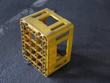 Sarı plastik şişe kutusu