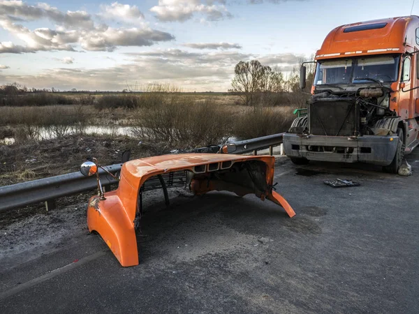 Truck damaged in accident — Stock Photo, Image