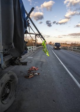 Kazada hasar yarı römork