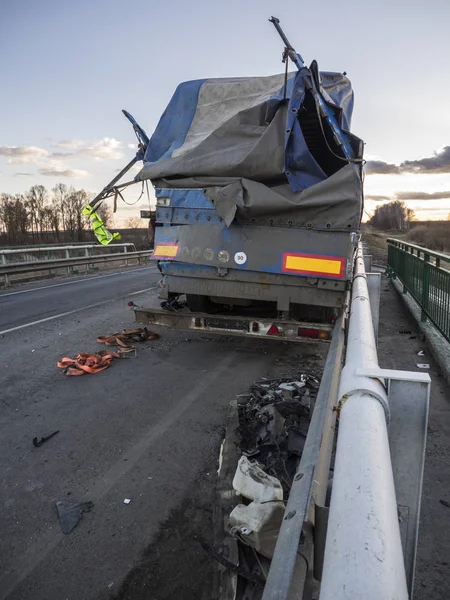 Semi-trailer damaged in  accident — Stock Photo, Image