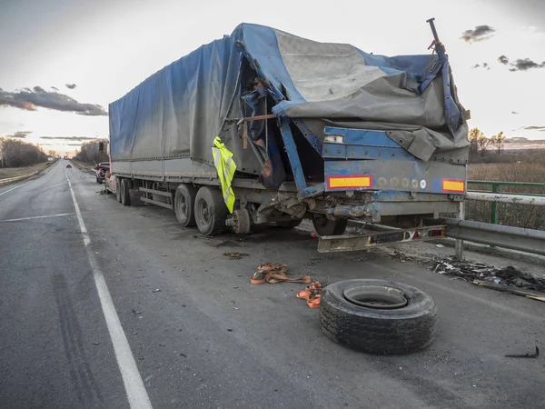 Semi-trailer rusak dalam kecelakaan — Stok Foto