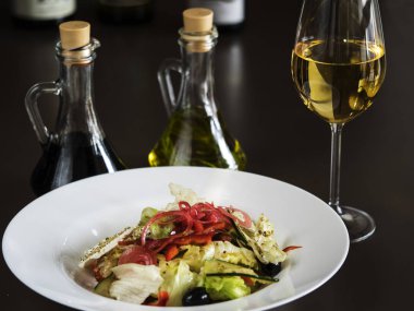 Taze sebzeli Yunan salatası