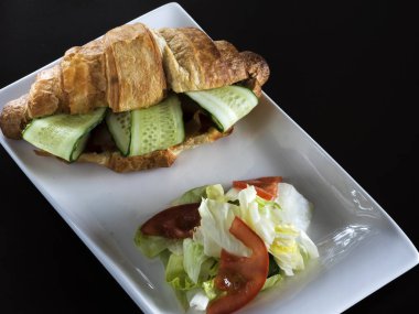 Kruvasan taze salatalık ile