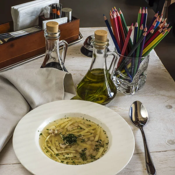 Hühnersuppe mit hausgemachten Nudeln — Stockfoto