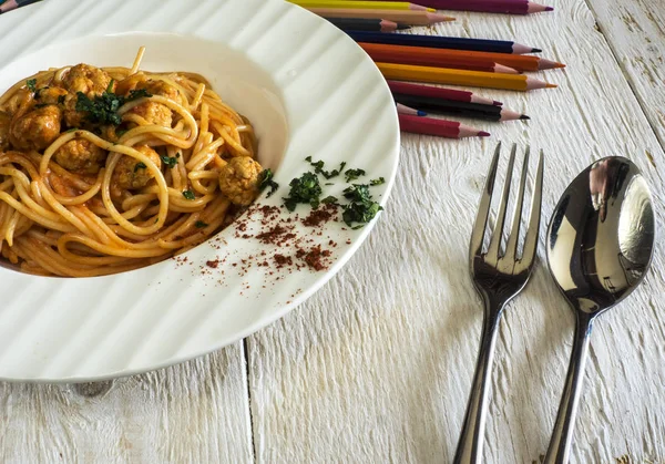 Espaguetis con albóndigas de pollo y salsa de tomate —  Fotos de Stock