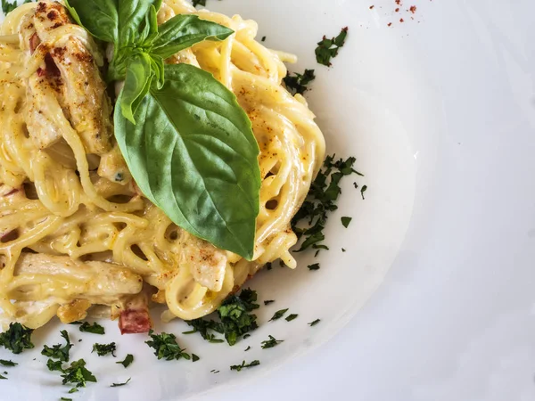 Spaghetti mit Sahnesoße — Stockfoto