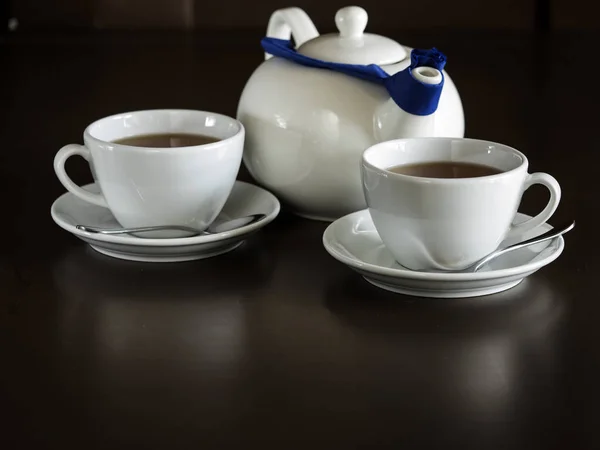 茶の 2 つの白いカップ — ストック写真