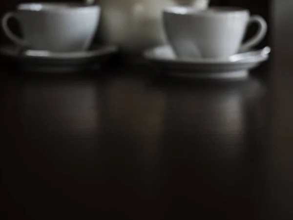 Zwei weiße Tassen mit Tee — Stockfoto