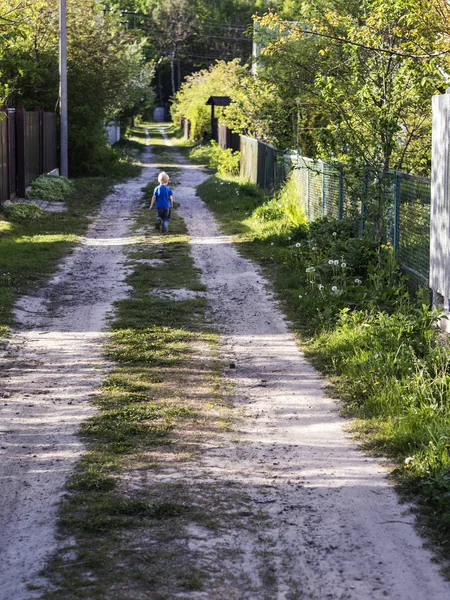 Çocuk üzerinde yol gider — Stok fotoğraf