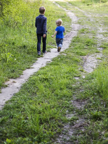 Boy goes on pathway — Stock Photo, Image