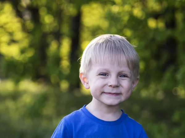 Porträtt av en liten pojke — Stockfoto