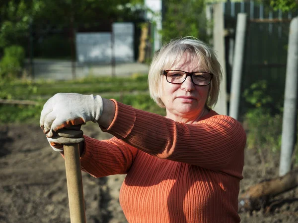 Kaukasiska kvinna i trädgården — Stockfoto