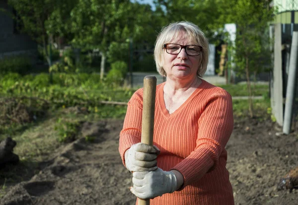 Mujer caucásica en el jardín — Foto de Stock