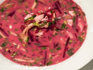 Sebze ve et ile pancar çorbası