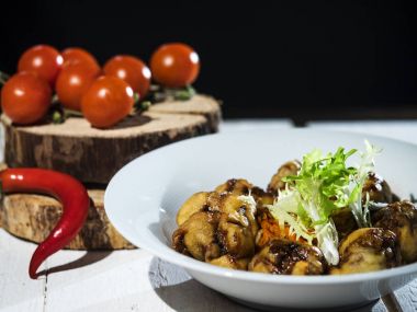 Kızarmış sebze ile tavuk karaciğer