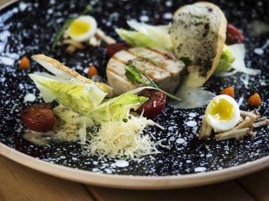 Tavuklu Sezar salatası