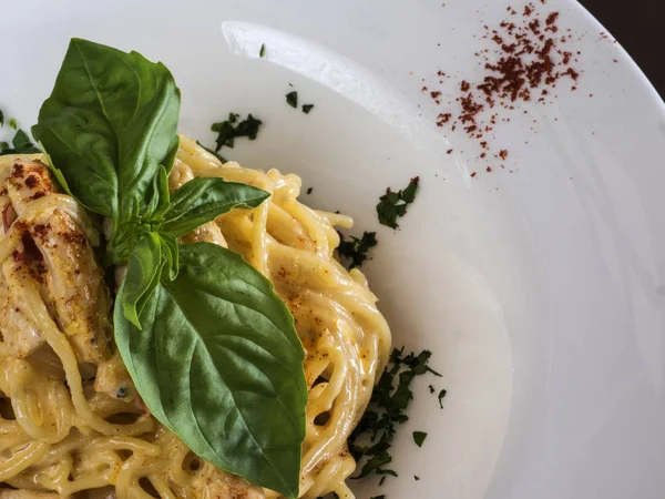 Spaghetti mit Sahnesoße — Stockfoto