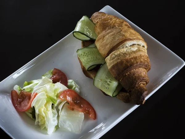 Croissant med färsk gurka — Stockfoto