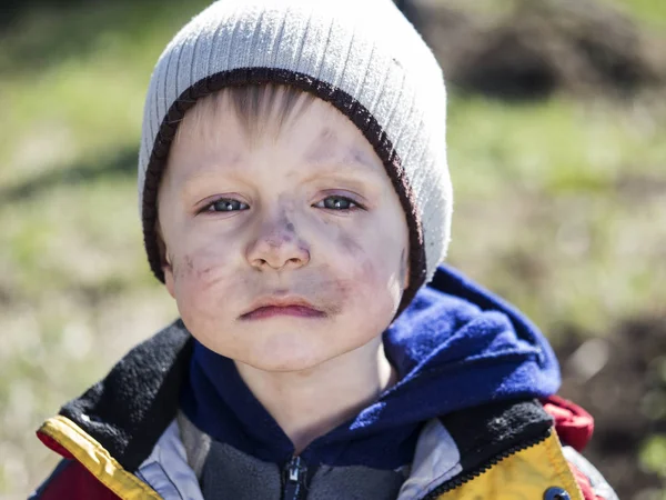 Pojke insmorda med sot — Stockfoto