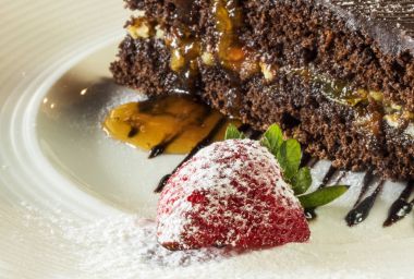 pasta beyaz plaka üzerinde